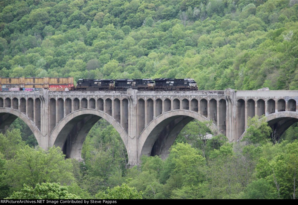NS 3605 leads train H61 over Martin's Creek Viaduct